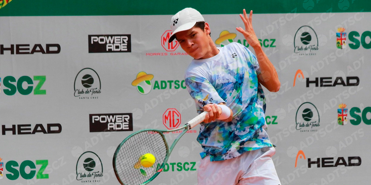 Prado en plena acción en la final del torneo de tenis Patujú Junior Open. Foto: asociación de Santa Cruz