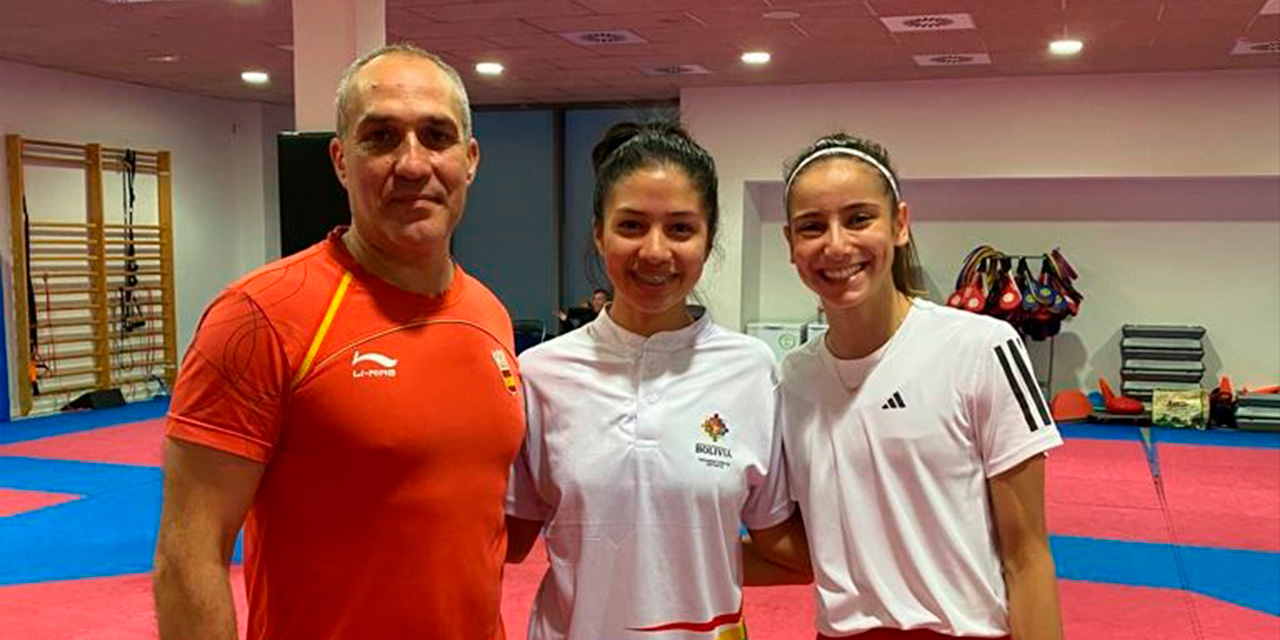 El instructor Jesús Ramal junto a las deportistas Hurtado y Áñez. Foto:  Min. de Salud y Deportes