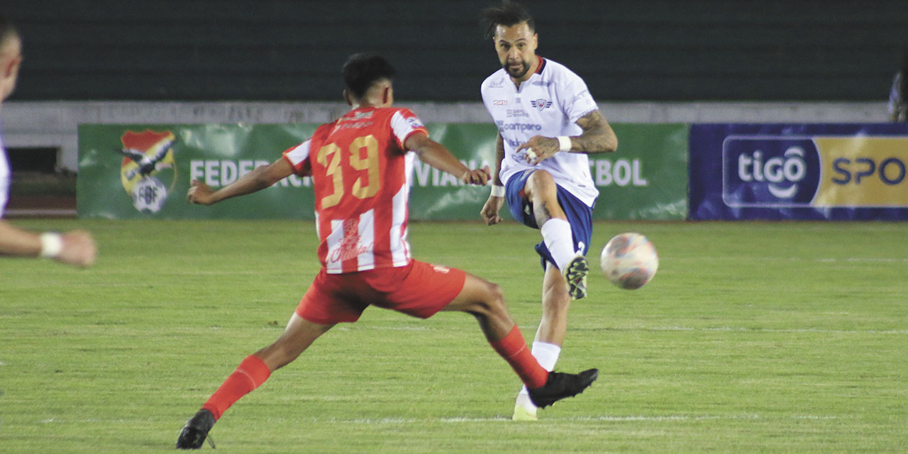 Una incidencia del partido jugado en el estadio Patria. | Foto: APG