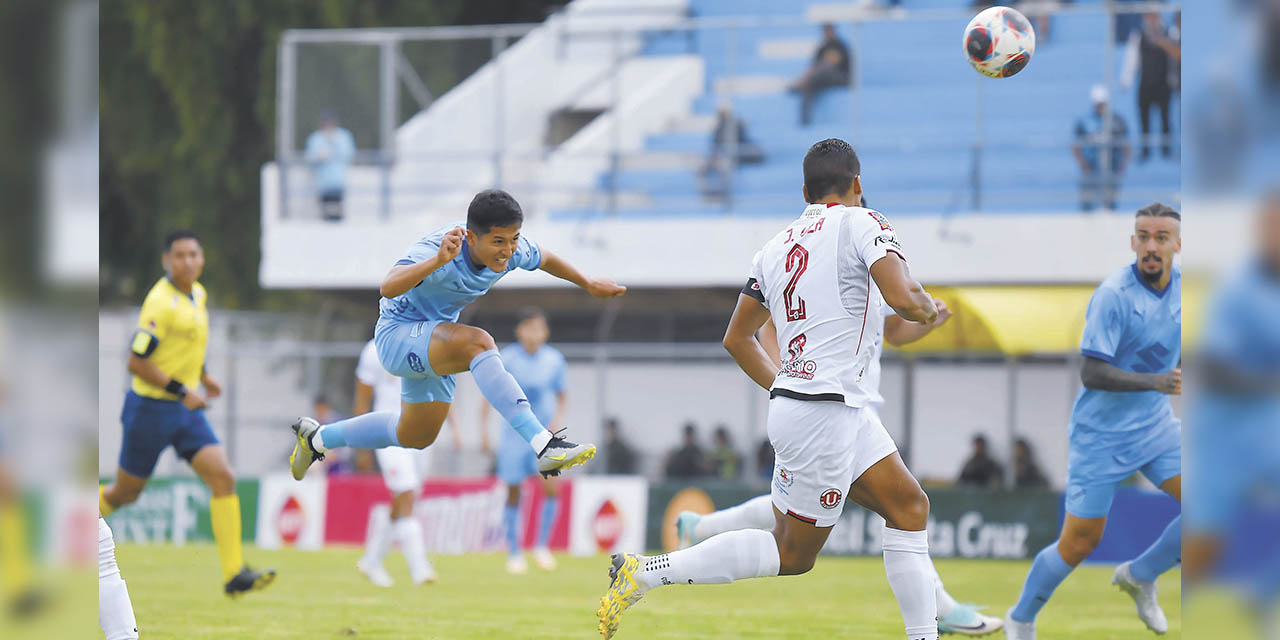 Una incidencia del compromiso que se disputó en el estadio Municipal de Quillacollo. | Foto: APG