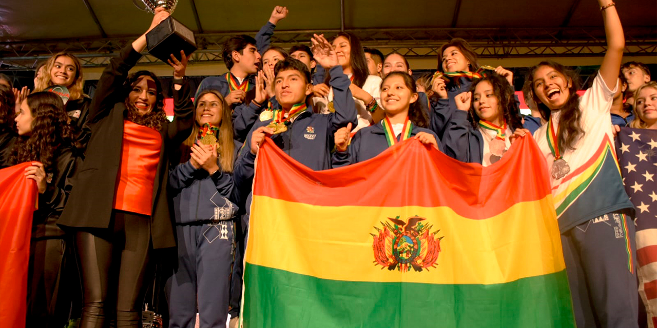 La ministra Catro sostiene el trofeo de campeón y comparte la alegría con los raquetbolistas bolivianos. Fotos: Min. Salud y deportes