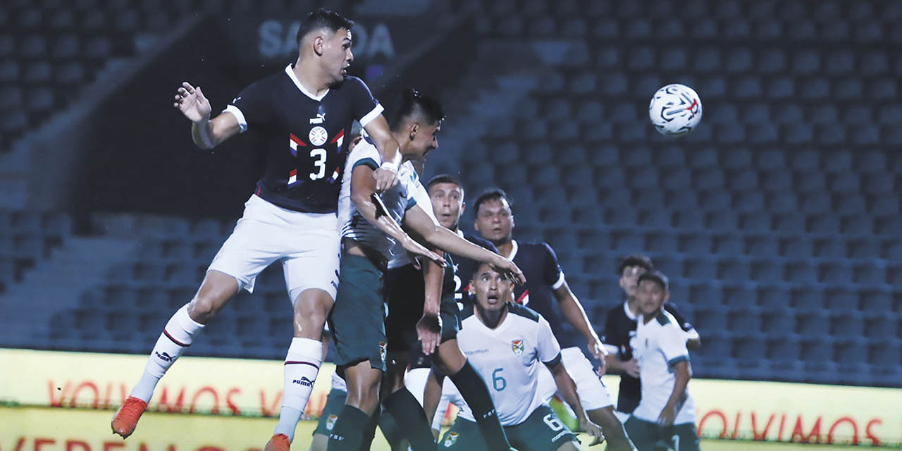 Una escena del amistoso entre las selecciones Sub-23 de Bolivia y Paraguay. | Foto: FBF