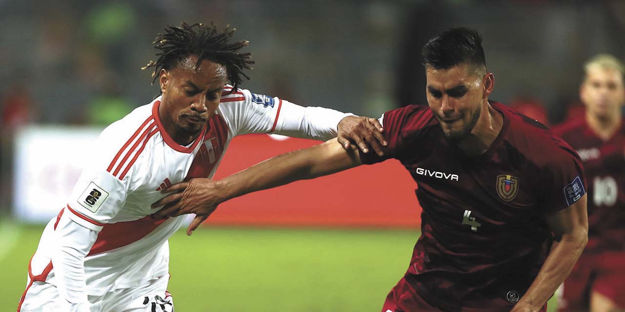 Andrés Carrillo (izq.), de Perú, disputa una pelota con un defensor venezolano. | Foto: @SeleccionPeru