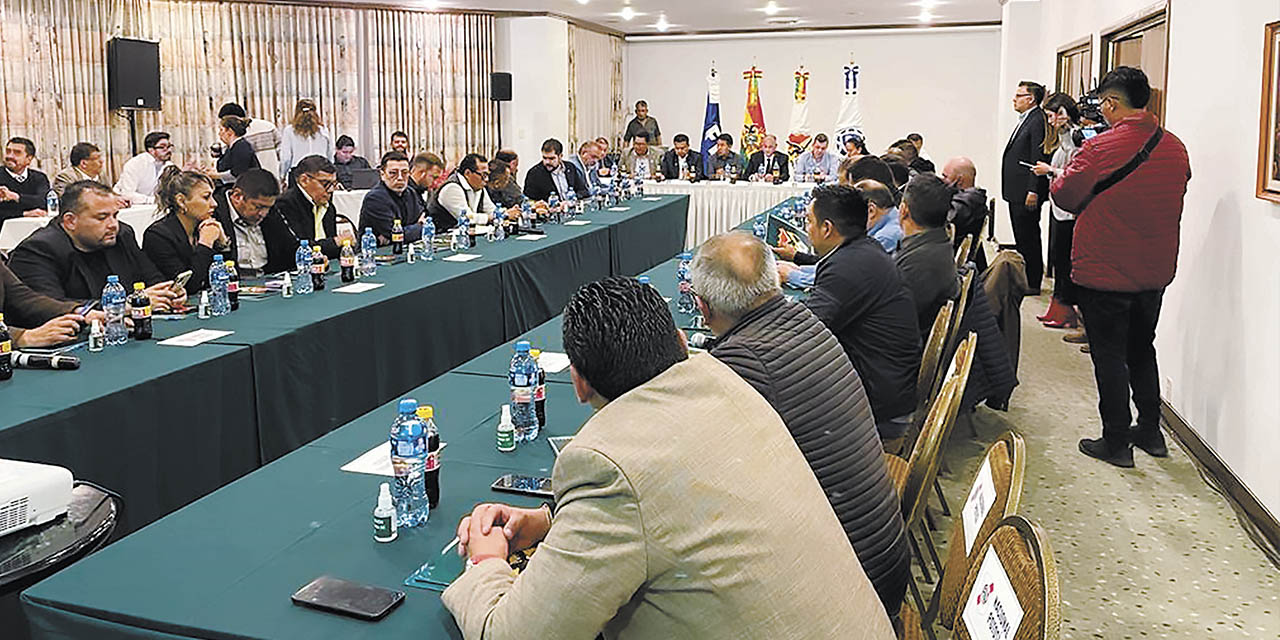 Los dirigentes de los clubes del fútbol profesional se reunirán el martes en Santa Cruz. | Foto: FBF