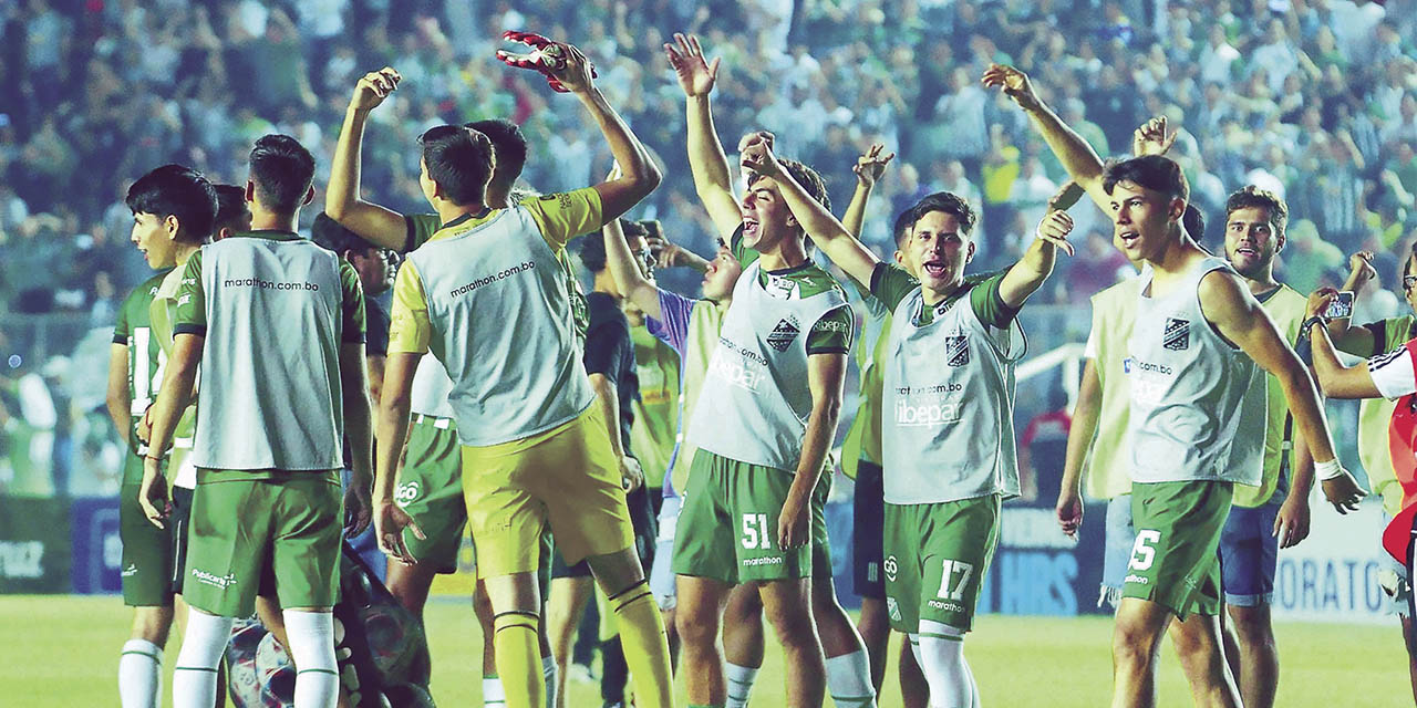 Jugadores de Oriente celebran la victoria que los aleja de la zona del descenso. | Foto: APG