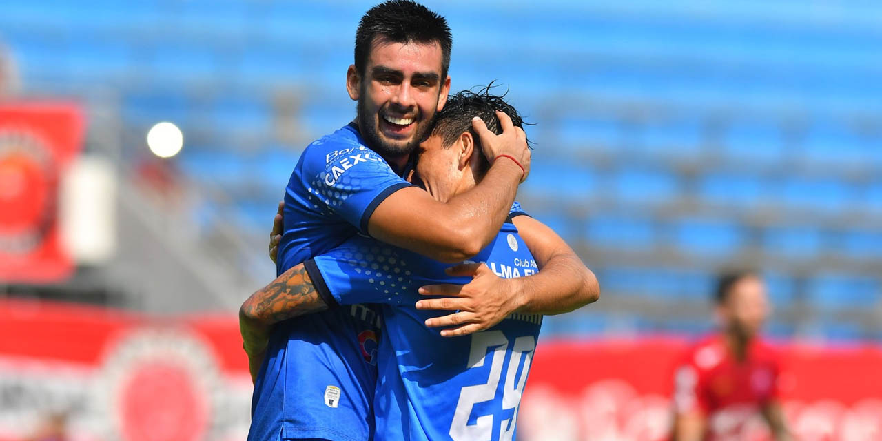 Sebastián Melgar y Sergio Adrián (29) festejan sus goles, los que le dieron              el triunfo a Palmaflor. | Foto: APG