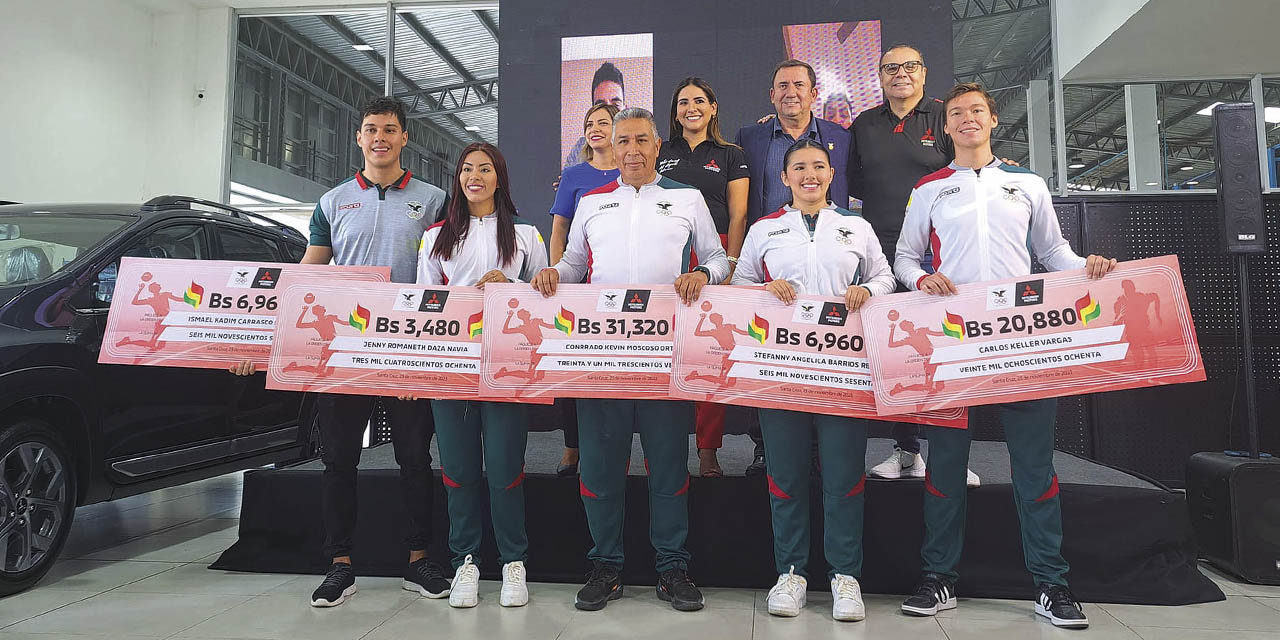 Los medallistas bolivianos en los Juegos Panamericanos posan con sus cheques entregados por el COB y la empresa patrocinadora. | Foto: COB