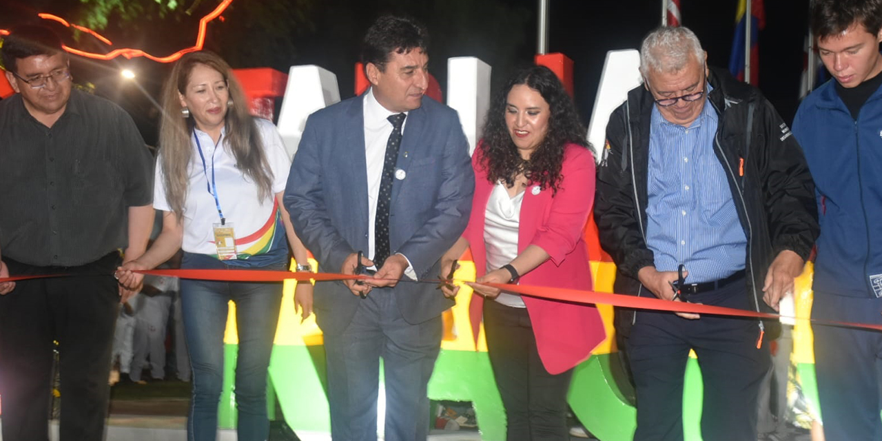 La ministra María Renée Castro y autoridades del ráquetbol en la inauguración del Mundial.