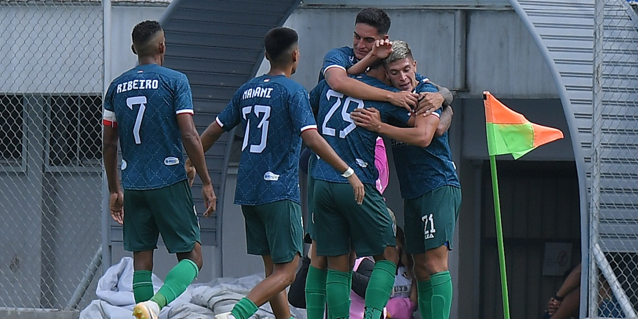 Futbolistas de Real Tomayapo congratulan a su compañero Matías Noble (21), autor del gol de la victoria. Fotos: APG