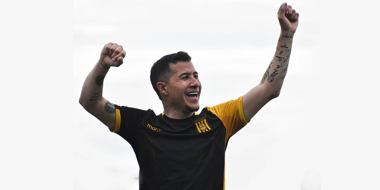 El jugador de The Strongest Michael Ortega, con la ilusión de festejar el título del fútbol profesional boliviano. | Foto: The Strongest