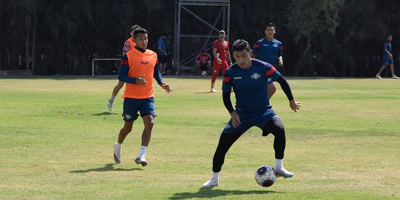 El volante ofensivo Rudy Cardozo domina el balón en el cierre de entrenamientos del elenco aviador. Foto: Wilstermann