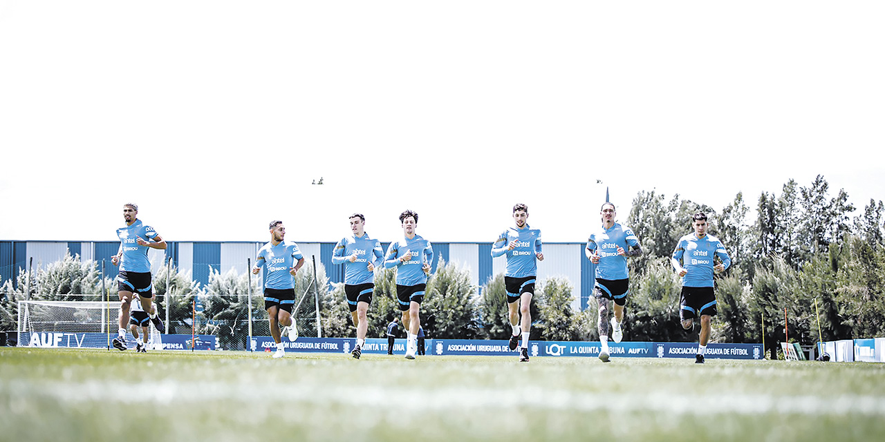 Jugadores de la selección uruguaya en plena tarea de calentamiento físico. | Foto: AUF