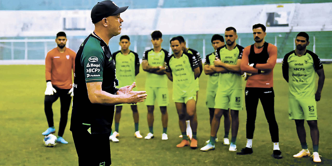 Zago en la charla técnica con los futbolistas de la Selección en la previa de la práctica de ayer, en el 'Tahuichi'. | Foto: FBF