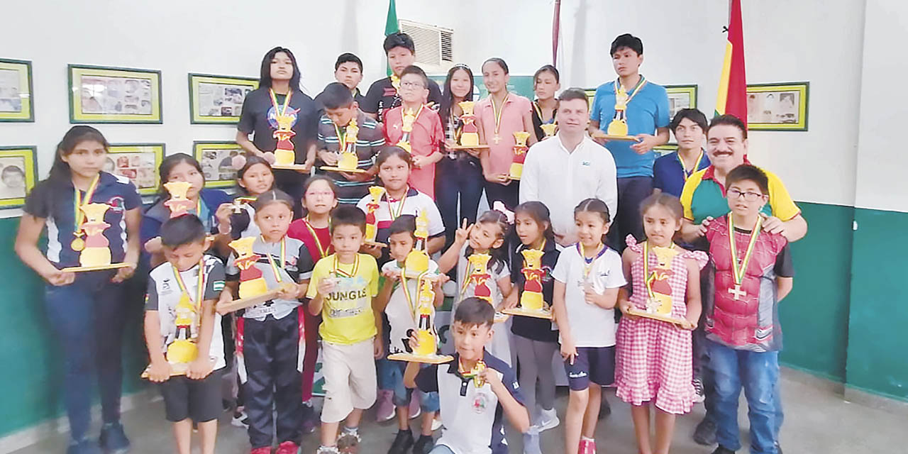 Los deportistas ganadores del último clasificatorio de ajedrez lucen orgullosos sus trofeos. | Foto: FBA