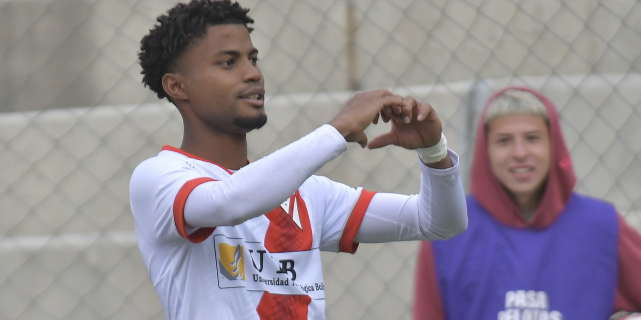 Dorny Romero festeja sus goles en el triunfo de Always.