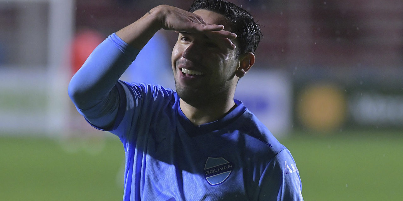 Carmelo Algarañaz celebra a su estilo su tanto, el que selló la goleada de Bolívar
