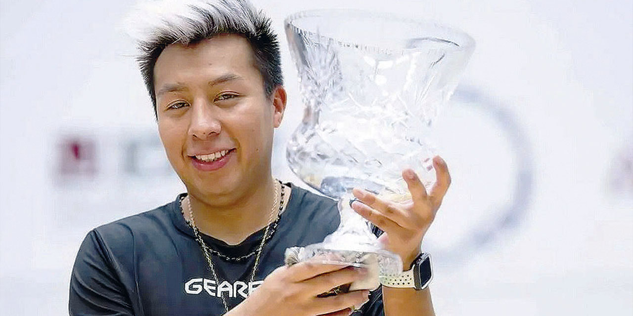 Moscoso luce orgulloso  la copa que ganó. | Foto: Ken Fife