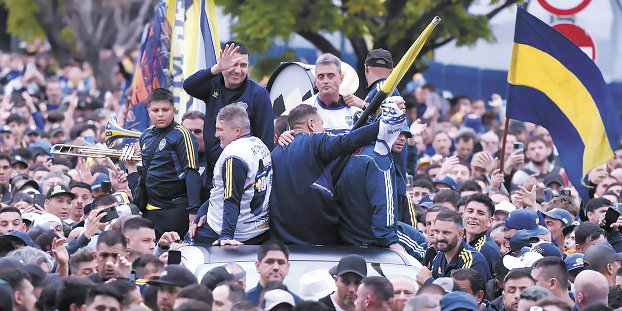 Hinchas de Boca que apoyan a Juan Román Riquelme (c) para la presidencia del club. | Foto: Télam