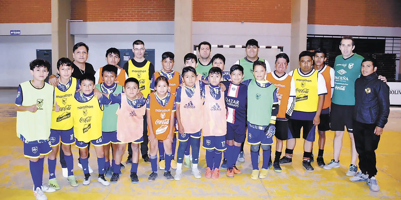 Entrenadores y jugadores de fútbol de salón que participan en el curso de formación en Cochabamba. | Foto: MSyD