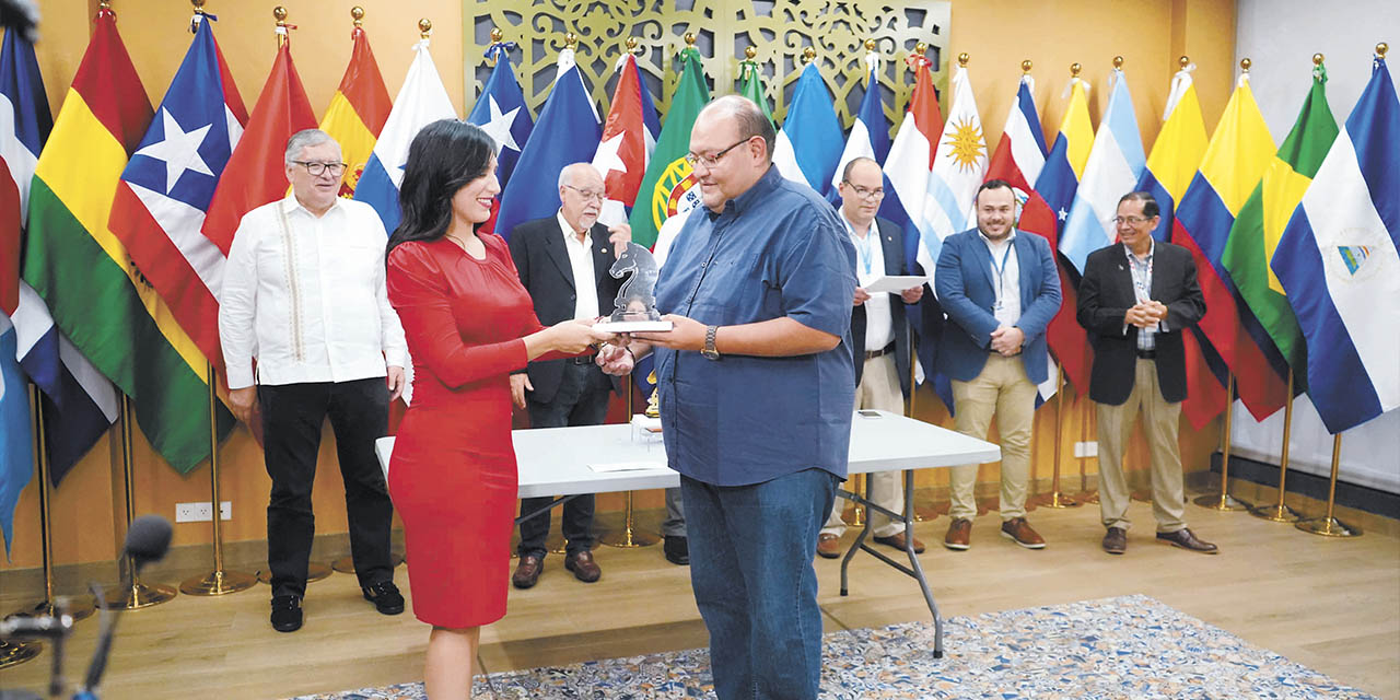Zambrana recibe el trofeo de subcampeón del Iberoamericano por parte de los organizadores.| Foto: FBA