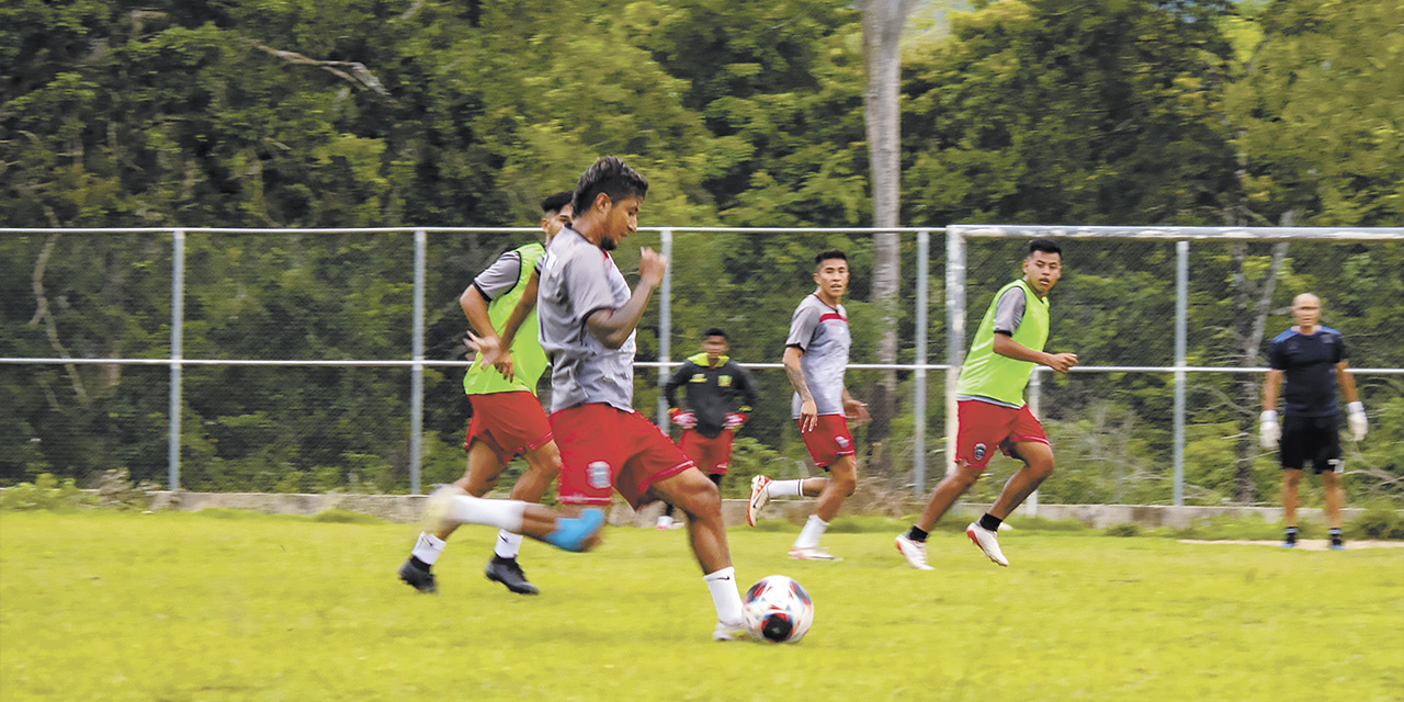 Futbolistas de San Antonio en el cierre de entrenamientos para el duelo de hoy ante Libertad GM.