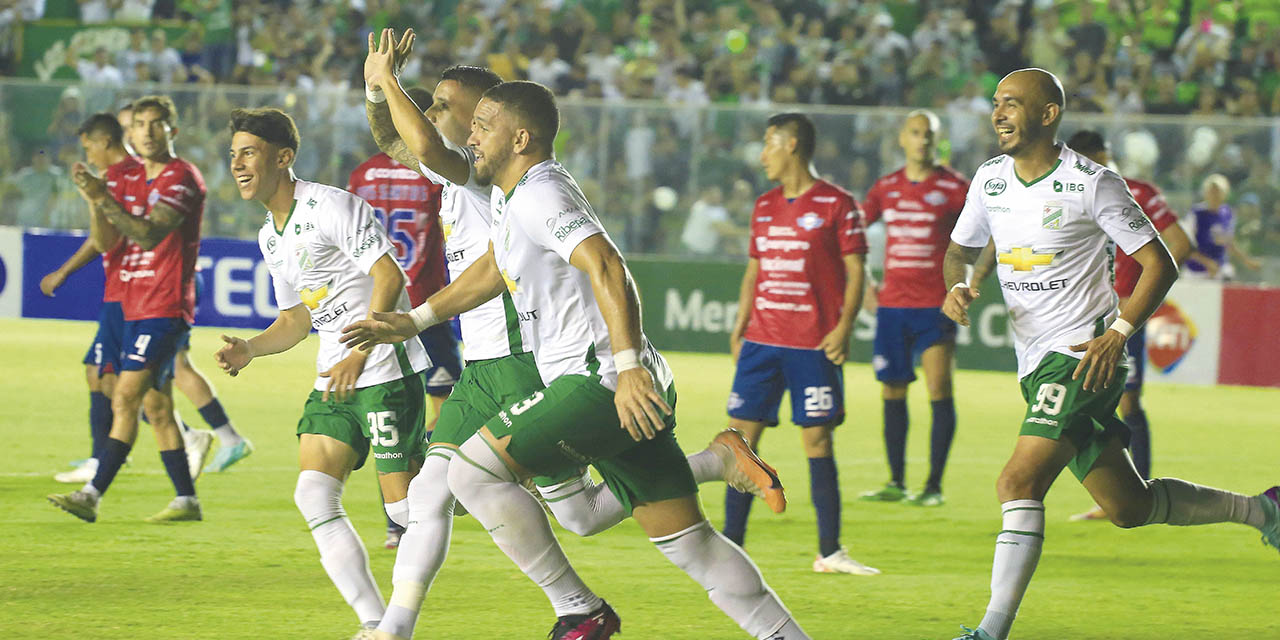 Jugadores de Oriente festejan el triunfo de la salvación. | Foto: APG