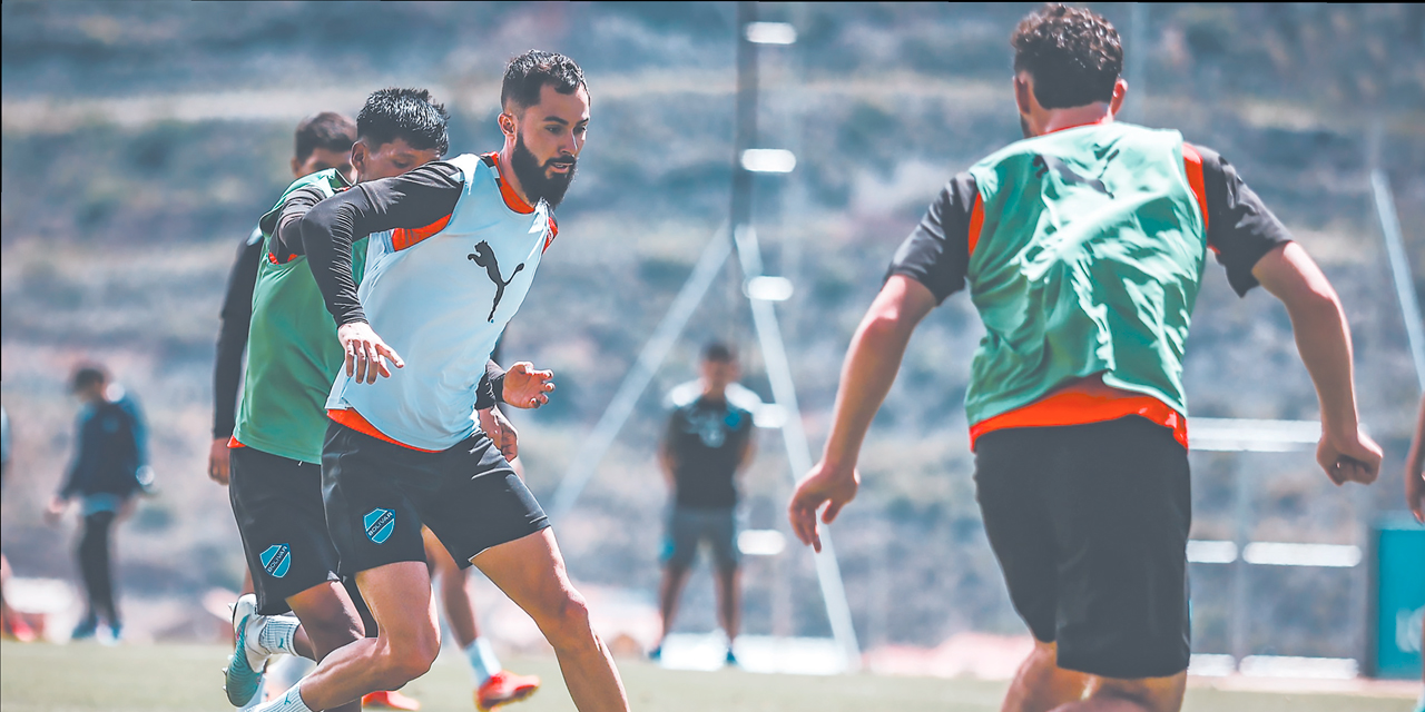 Una incidencia de la primera práctica de fútbol del equipo celeste, en Ananta. Fotos: Bolívar