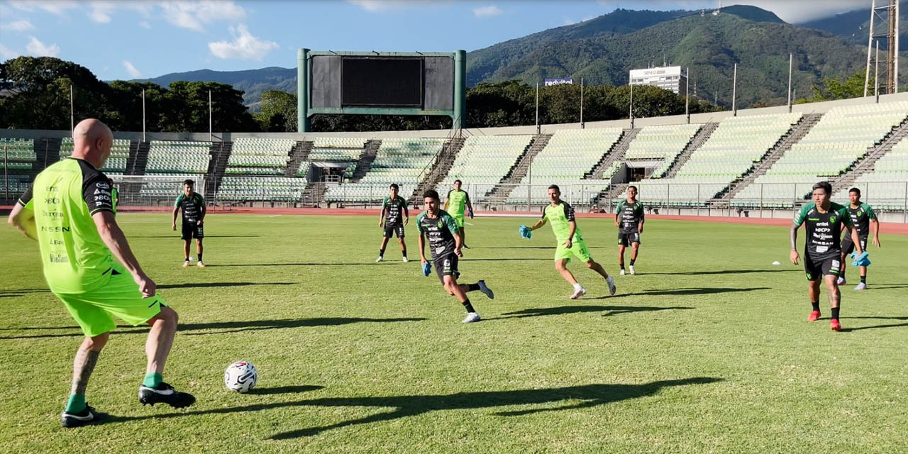 El técnico de la Sub-23, Antonio Zago (de espaldas), comparte la práctica de la Selección, en Caracas. | Foto: FBF