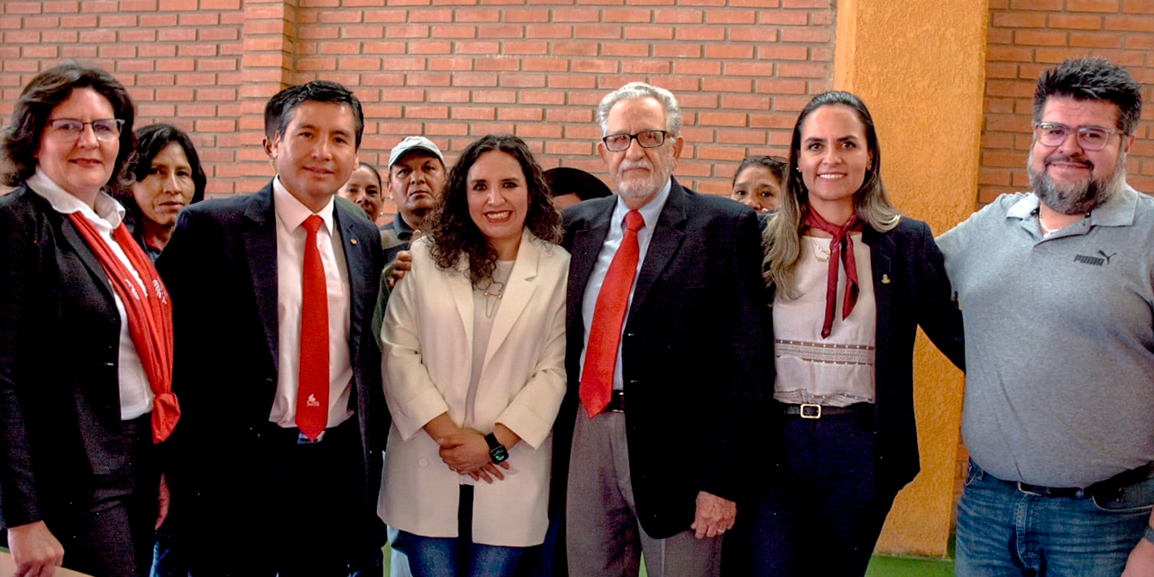 La ministra de Salud y Deportes, María Renée Castro (c), junto a miembros del Comité Organizador de los Bolivarianos de la Juventud. Fotos:  Min. de Salud y Deportes