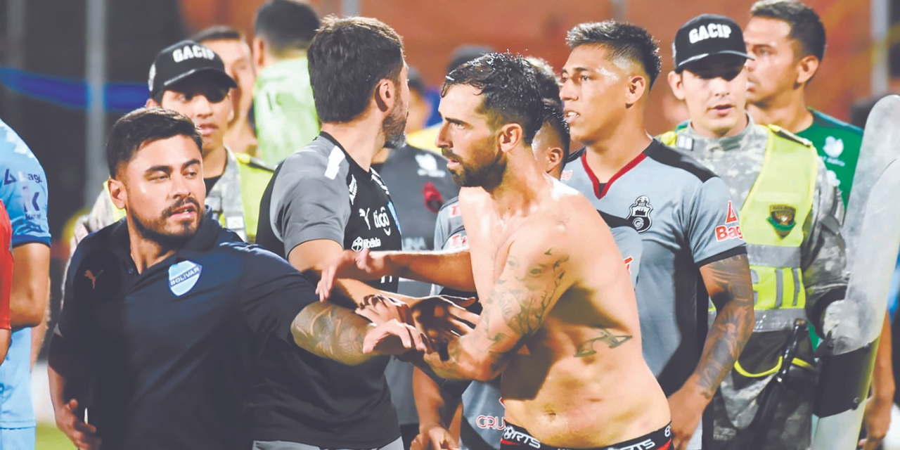 Una incidencia del momento de la agresión entre jugadores de Bolívar y Guabirá.