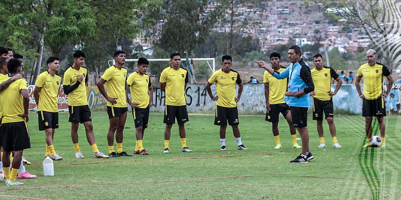 Mauricio Soria da instrucciones a sus dirigidos en una de las últimas prácticas del equipo cochabambino. FOTO: Aurora