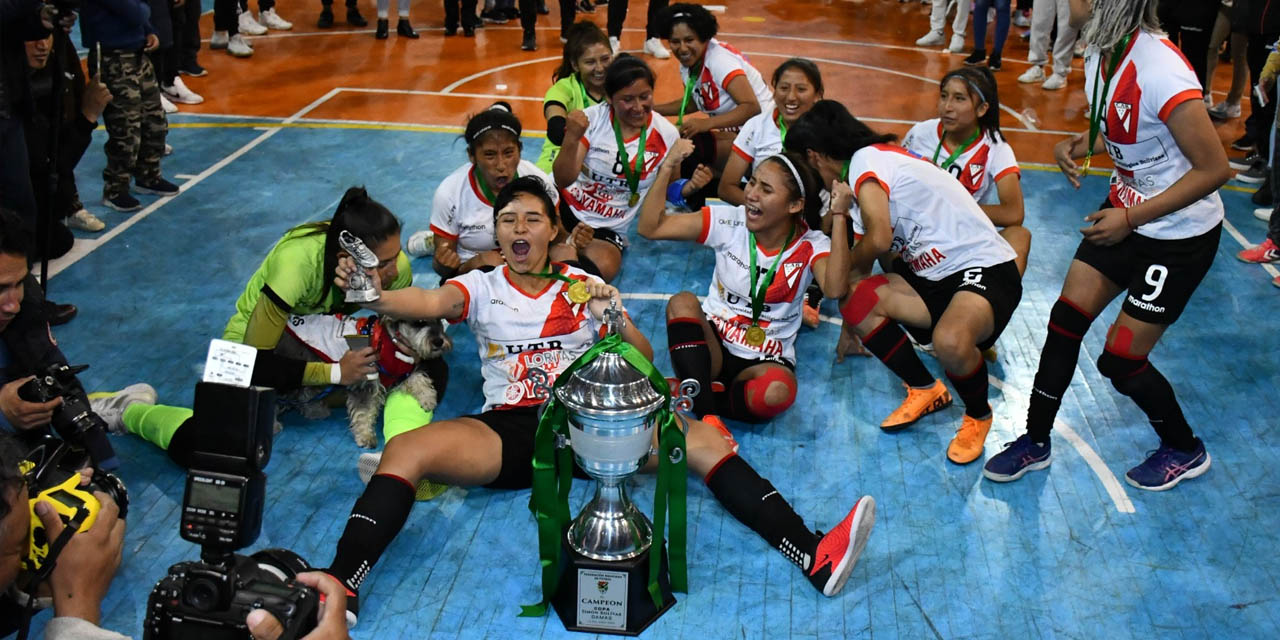 Jugadoras de Always Ready festejan el título y en esa condición representarán a Bolivia en la Libertadores de futsal. | Foto: APG