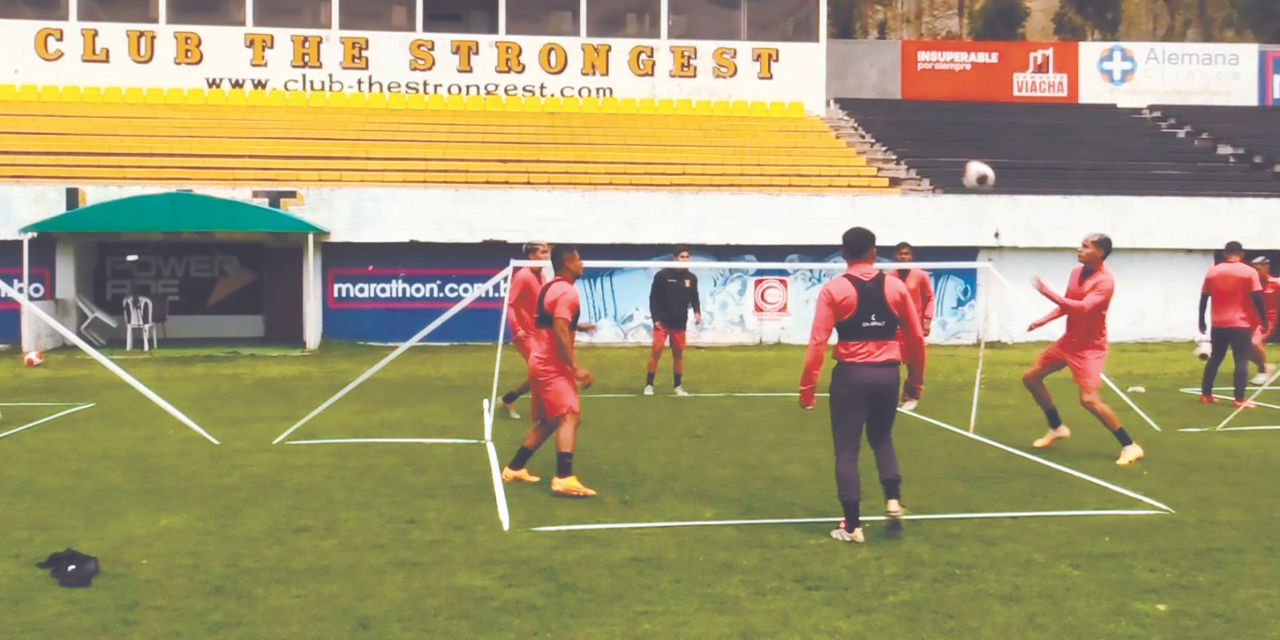 Jugadores del cuadro gualdinegro en la práctica de ayer en el estadio de Achumani