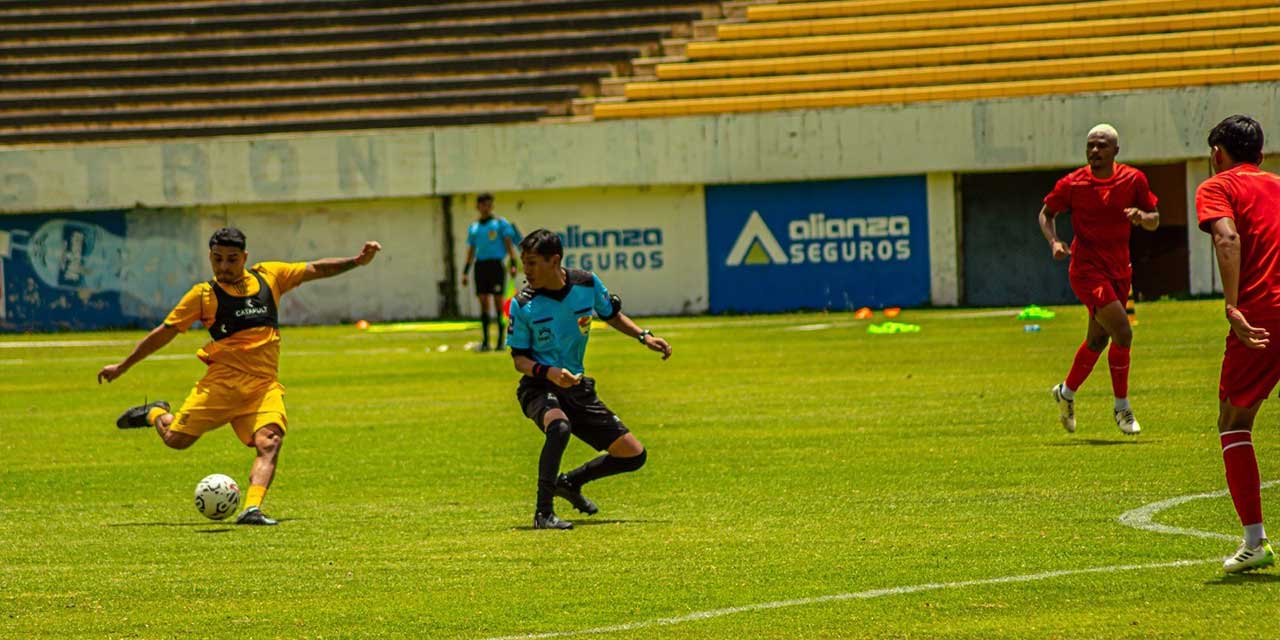 Daniel Rojas, centrocampista de The Strongest, ensaya un remate al arco del rival. FOTO: THE STRONGEST