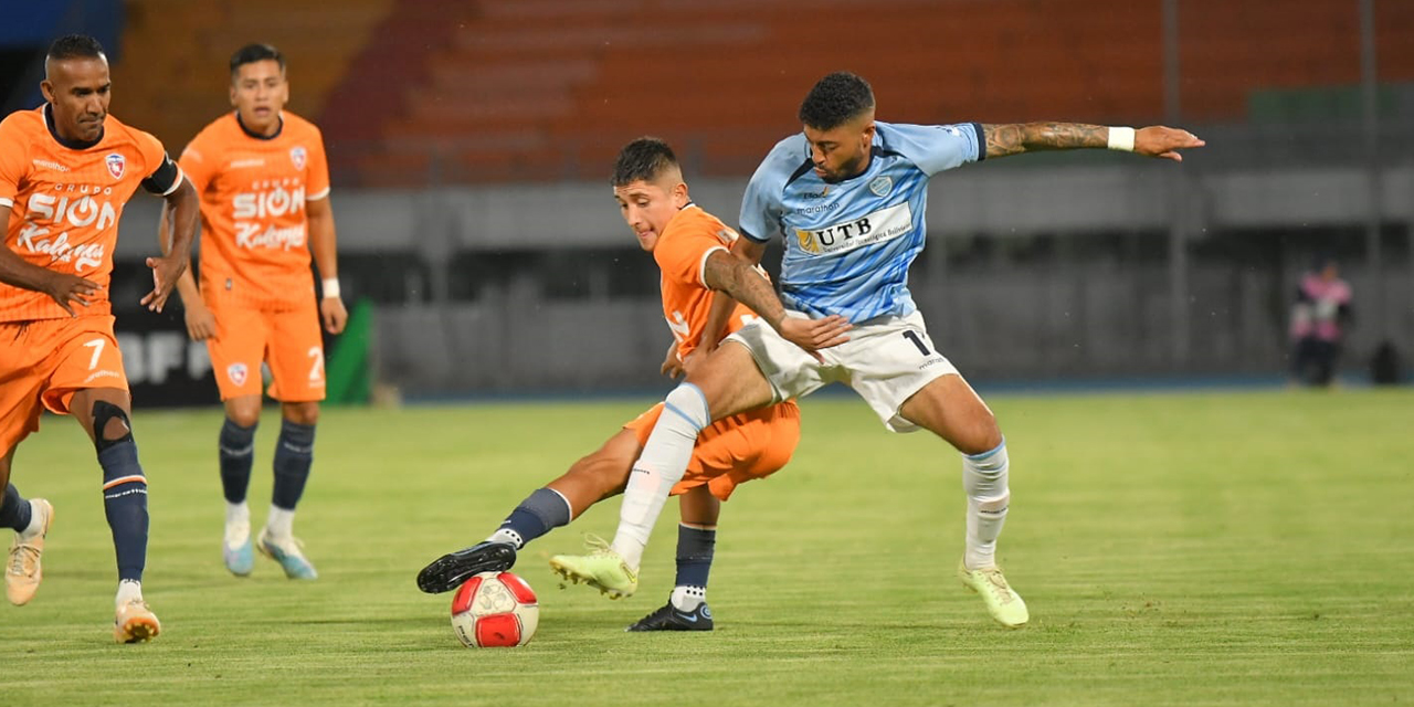 Una incidencia del encuentro jugado en el estadio Félix Capriles de Cochabamba.