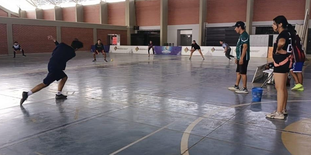 Beisbolistas en pleno entrenamiento.