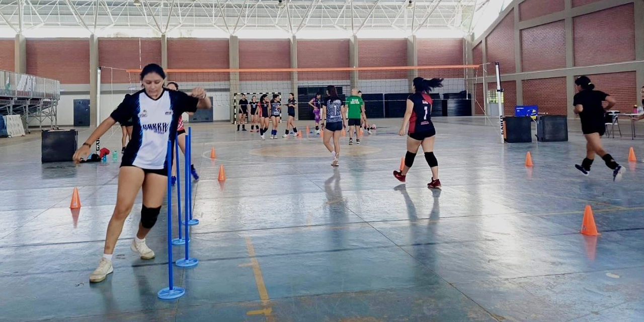 Jugadoras de voleibol  en plena preparación.
