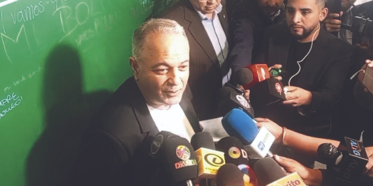 Fernando Costa, titular de la FBF, en conferencia de prensa.