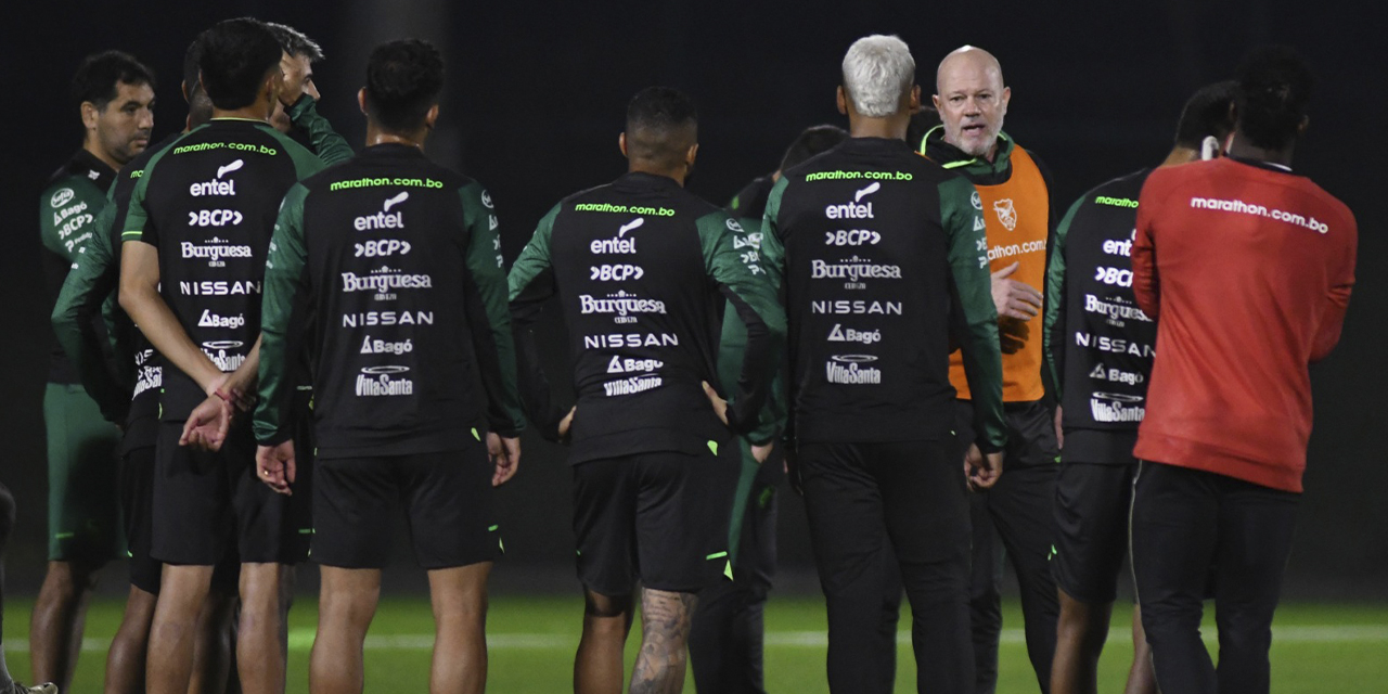 Zago da instrucciones a los seleccionados en la última práctica de la Verde, en Argel.