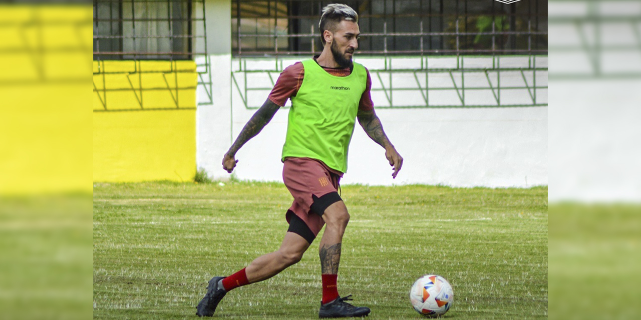 Luciano Ursino domina el balón en la práctica del Tigre, ayer en Achumani.