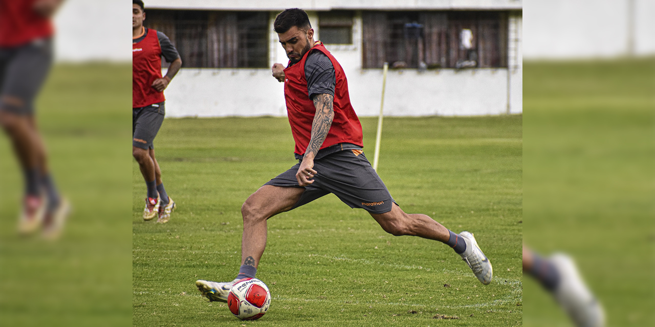 El goleador del Tigre, Enrique Triverio, en la reanudación de las prácticas, ayer en Achumani.
