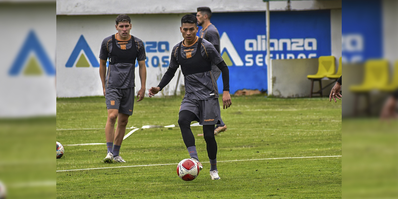 El cuadro atigrado se entrena  en el estadio de Achumani.