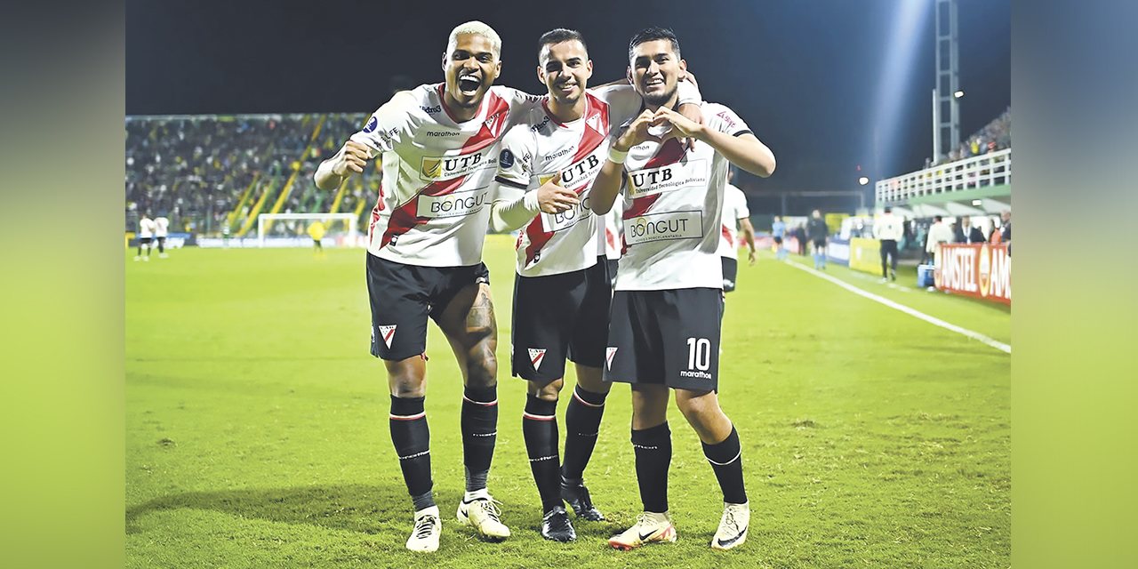 Jugadores de Always celebran el empate ante Defensa y Justicia. | Foto: Always Ready