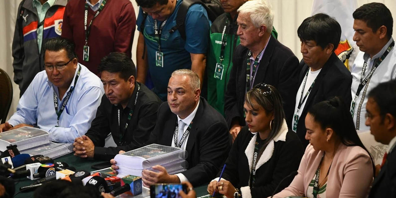 Fernando Costa en la conferencia de prensa junto a dirigentes. | Foto: APG