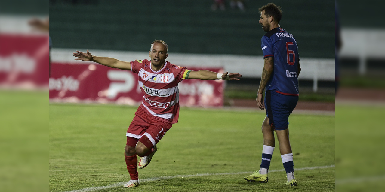 Juan Godoy festeja el triunfo y la clasificación de Independiente.