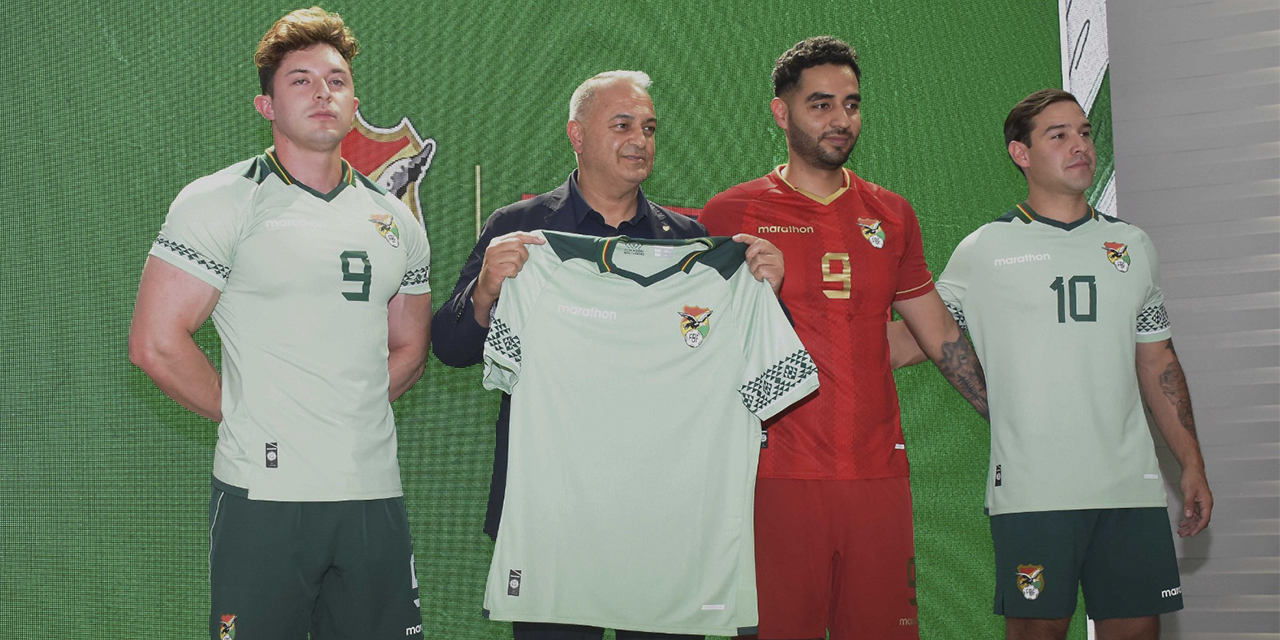 Fernando Costa junto a los modelos que lucen la camiseta que la Selección utilizará en la Copa América.