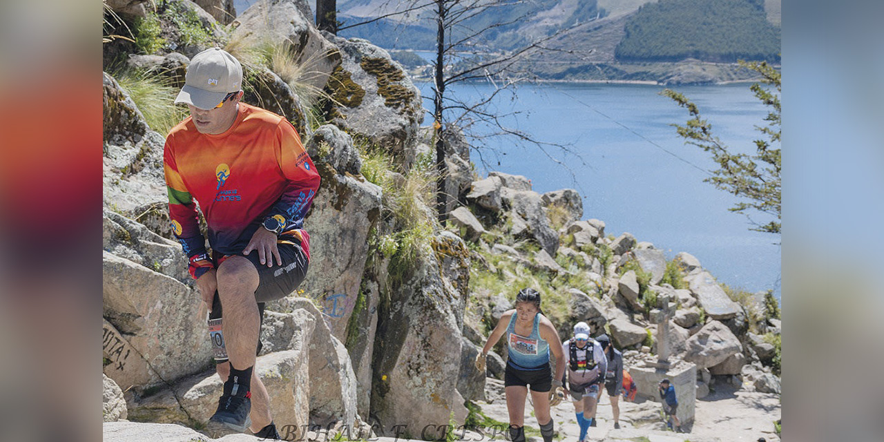 Atletas corren por duros senderos a orillas del lago Titicaca.  | Foto: Skyrunning Bolivia