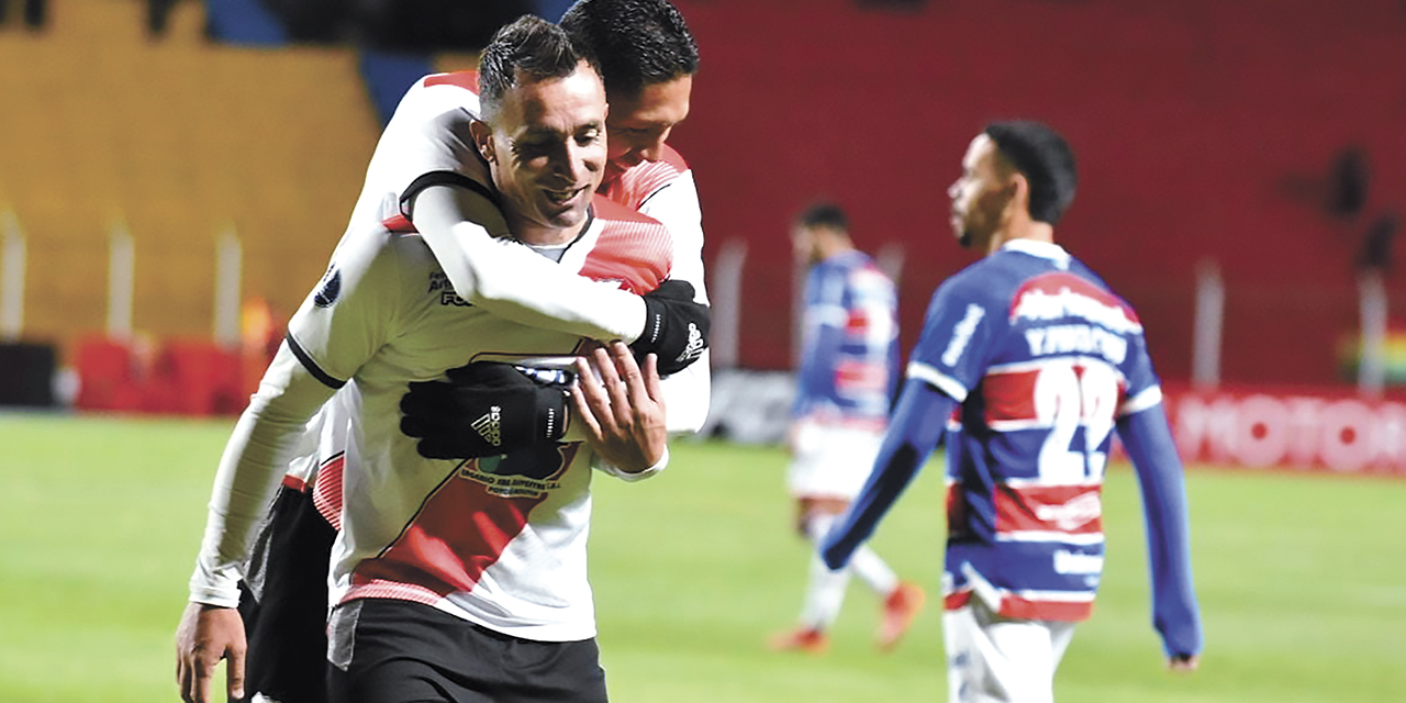Jugadores de Nacional Potosí celebran la victoria sobre el brasileño Fortaleza.