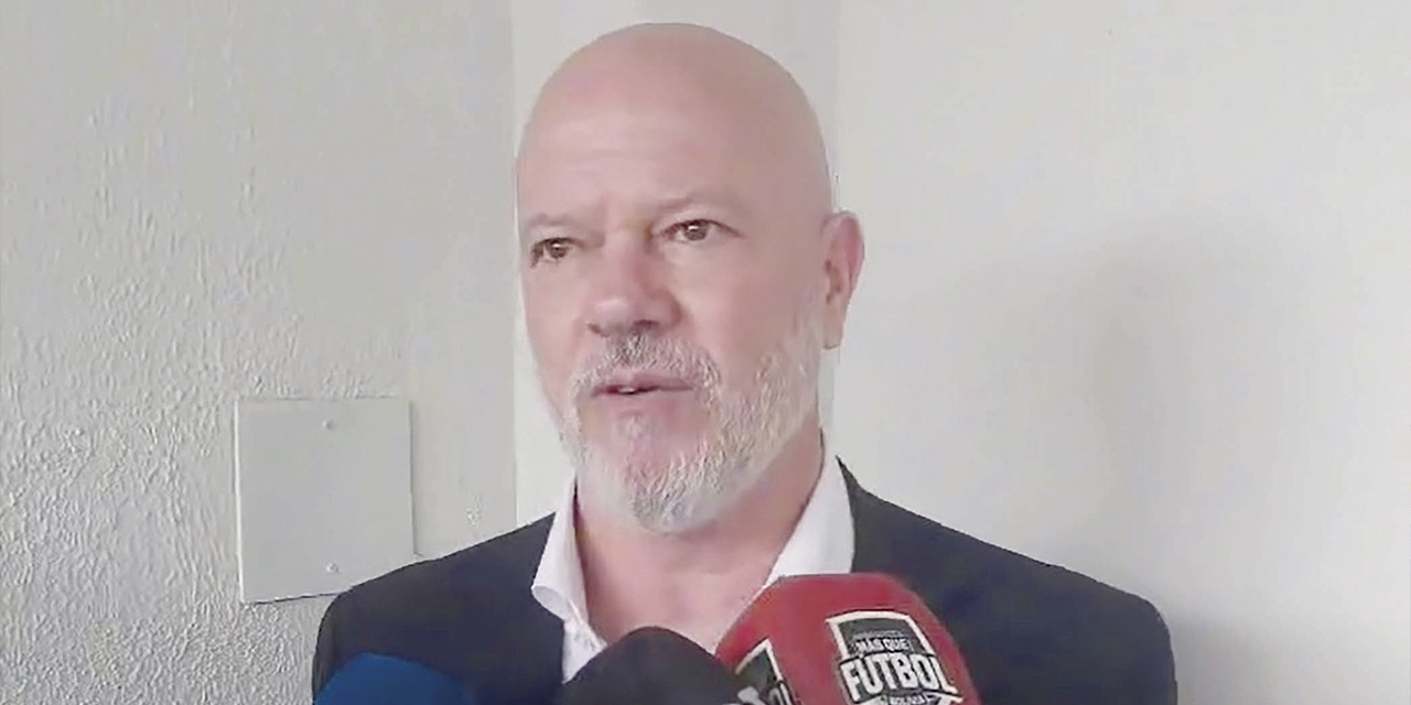 El técnico de la Selección, Antonio Carlos Zago, hace declaraciones a la prensa después del partido San Antonio y Universitario de Vinto. | Foto: Gentileza OD más que fútbol