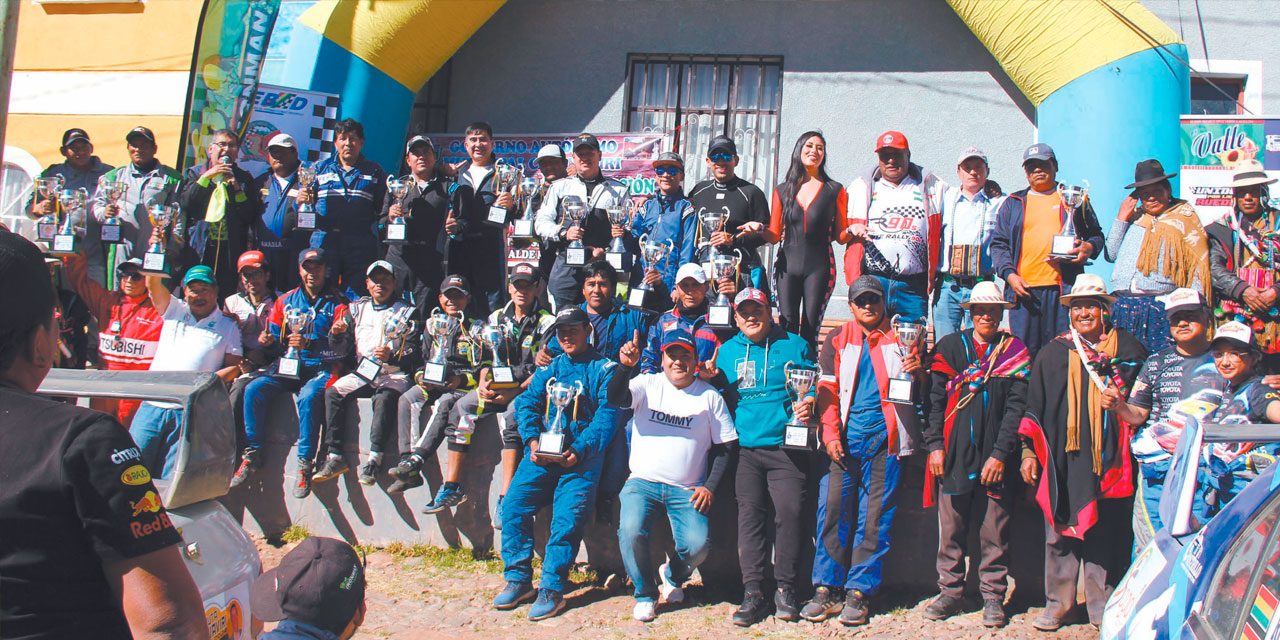 Los pilotos que participaron en la prueba Ruta Caquiaviri de autos. Fotos: JAIME TARIFA